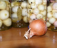 3 варианта маринованного лука, который можно подавать к любому мясному блюду